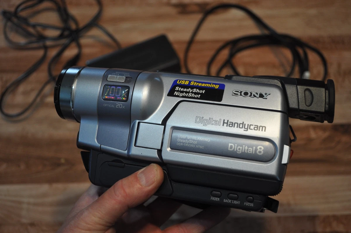 Preços baixos em Câmeras de vídeo digital 8 Sony Handycam 700x