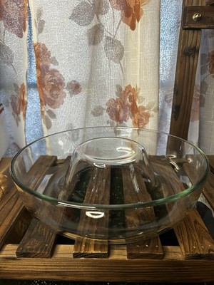 vintage Pyrex clear glass ring mold, which can also be used as a bundt pan