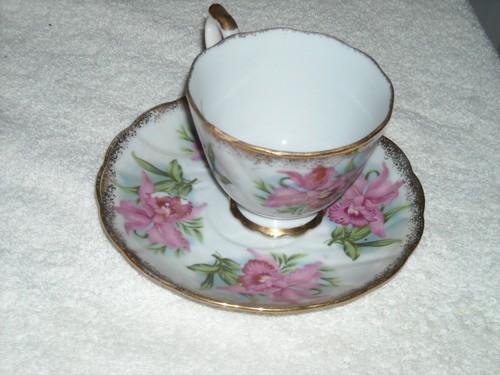 Vintage Tea Cup And Saucer, Floral Design, Gold Rim, Unmarked, Good Condition. - Picture 8 of 9