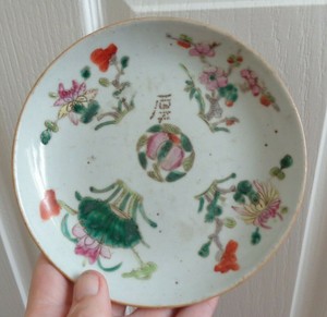 ANTIQUE CHINESE FAMILLE ROSE TONGZHI c1870s PLATE PEACH & AUSPICIOUS SYMBOL .