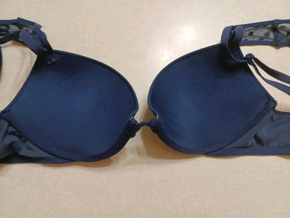 Sujetador Victoria's Secret 32C acolchado azul marino con aros Foto 3 de 4