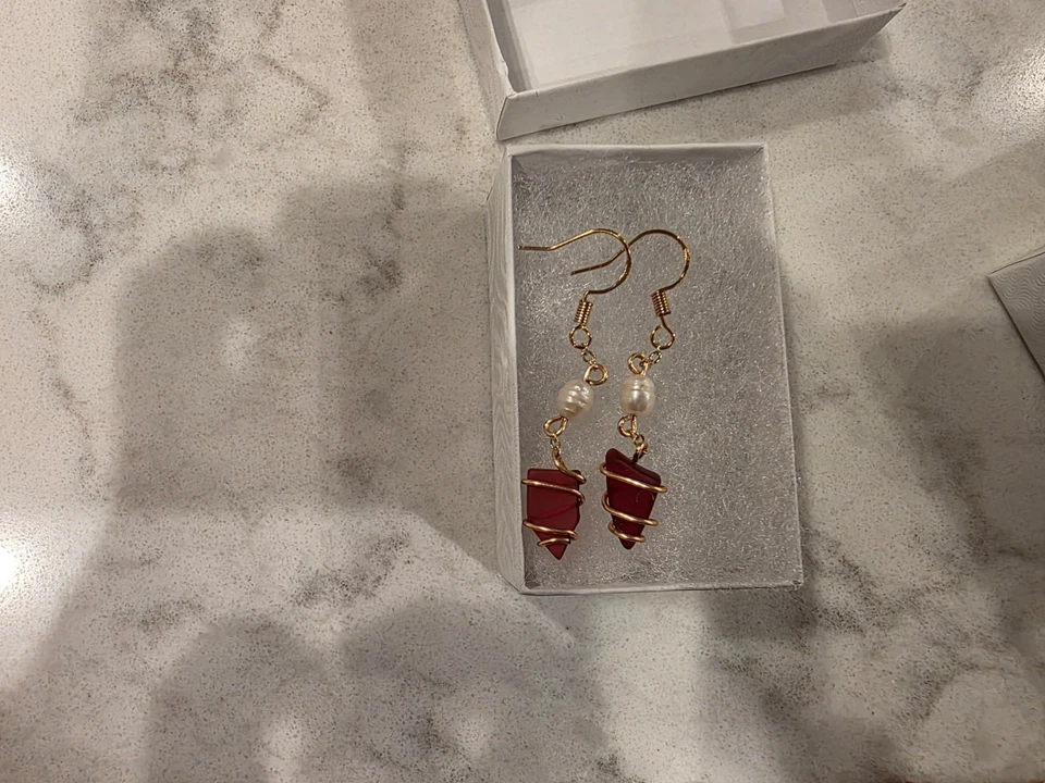 红色玻璃和淡水珍珠项链和耳环套装 — 第 2/4 张图片