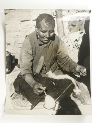 Tibetischer Flüchtling spinnt Wolle Dalhousie Nordindien Schlussstein um 1960 Vintage Foto