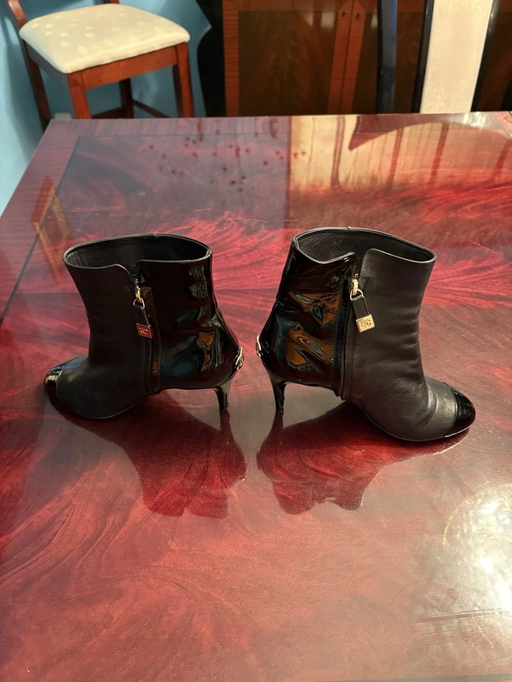CHANEL CC Logo Cap-Toe High Heel Black Leather Booties EU 38/US7.5 - Image 2 of 4