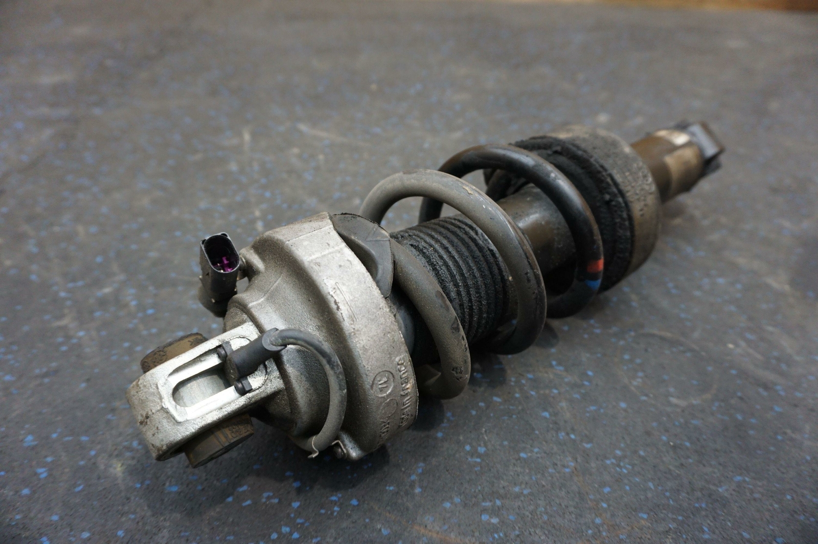 Rear Left Shock Spring Strut 420512019N OEM Audi R8 Type 42 2008-15 * NOTE *