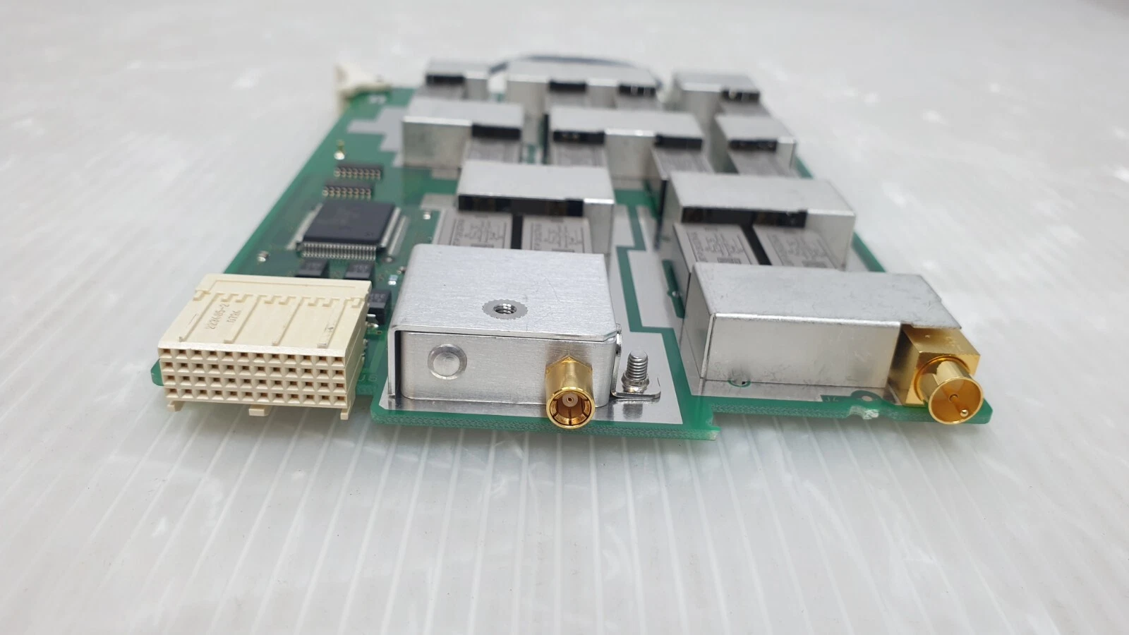 Backplane connector and gold coax connectors on the E3120-66512 board edge