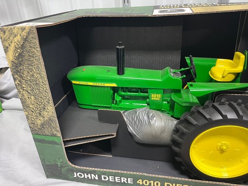 John Deere 1:8 scale Model 4010 Diesel Tractor NIB Rare Tractor HUGE MINT - Picture 3 of 12