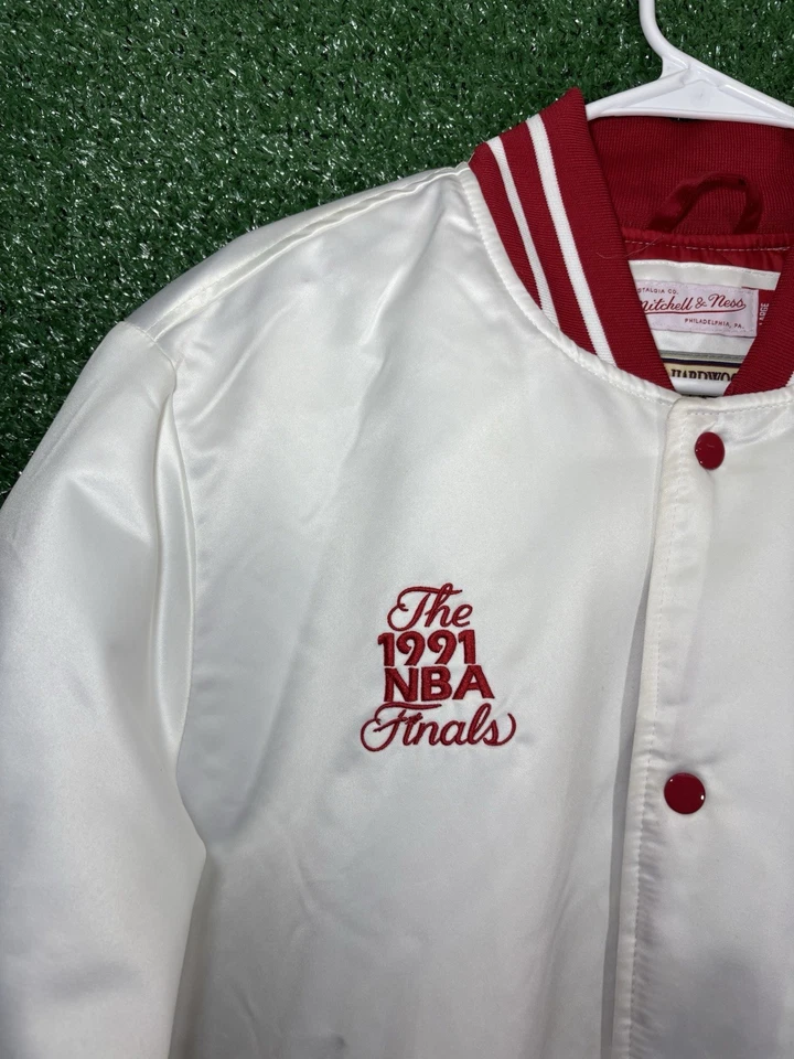 Chaqueta Bomber Mitchell & Ness Chicago Bulls Campeón de las Finales de la NBA Satén Hombres L Foto 3 de 4