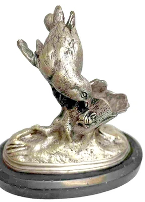Sculpture Bronze Argenté Oiseau mangeant un Insecte Bird Eating Insect sculpture - Photo 1/4