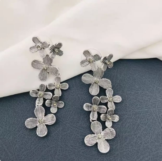 Oscar de la Renta Vintage Gold Matte Pearl Flower Dangle Post Earrings for Women