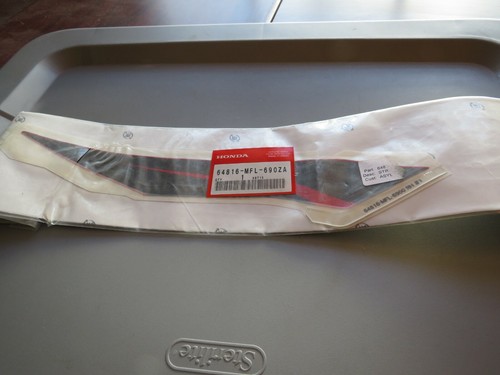 NOS Honda CBR1000RR CBR1000RA 2009 Genuine Middle Cowling Emblem 64816-MFL-690ZA - Picture 3 of 4