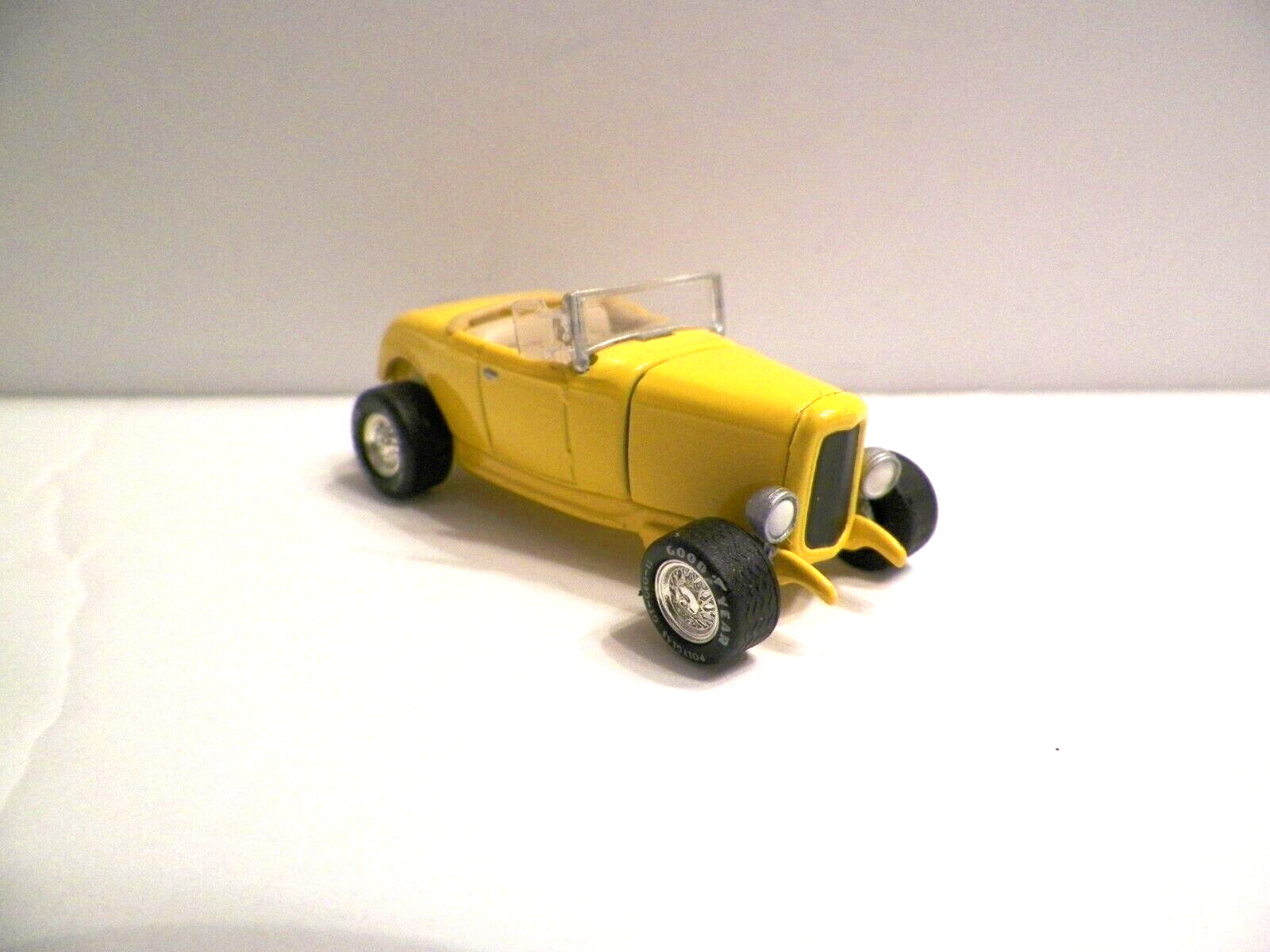 Johnny Lightning- 1932 Ford V8 Hi Boy