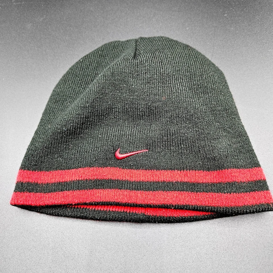 Nike Juvenil Reversible Tejido Gorro Rojo y Negro Rayas Diseño Deportivo Invierno Foto 4 de 4