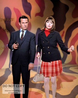 DON ADAMS AND BARBARA FELDON IN ''GET SMART'' - 8X10 PUBLICITY PHOTO (RT-749)