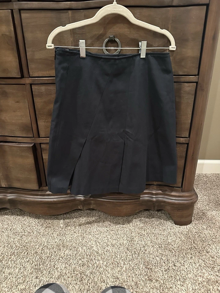 Falda plisada azul marino Burberry para mujer Foto 2 de 4