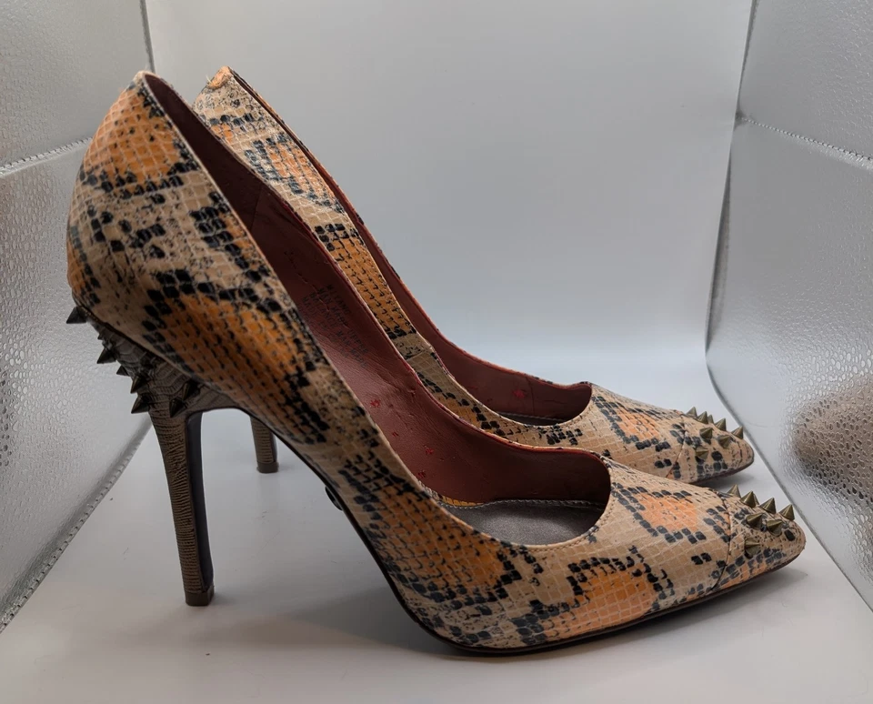 Salto cravejado Rachel Roy Miyang preto laranja estampa de cobra biqueira pontiaguda tamanho 10 M - Imagem 2 de 4