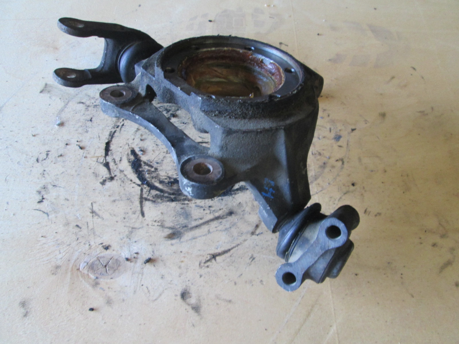 Ferrari Mondial 1983 LH Front Hub  / Knuckle / Spindle (B)  # 117188