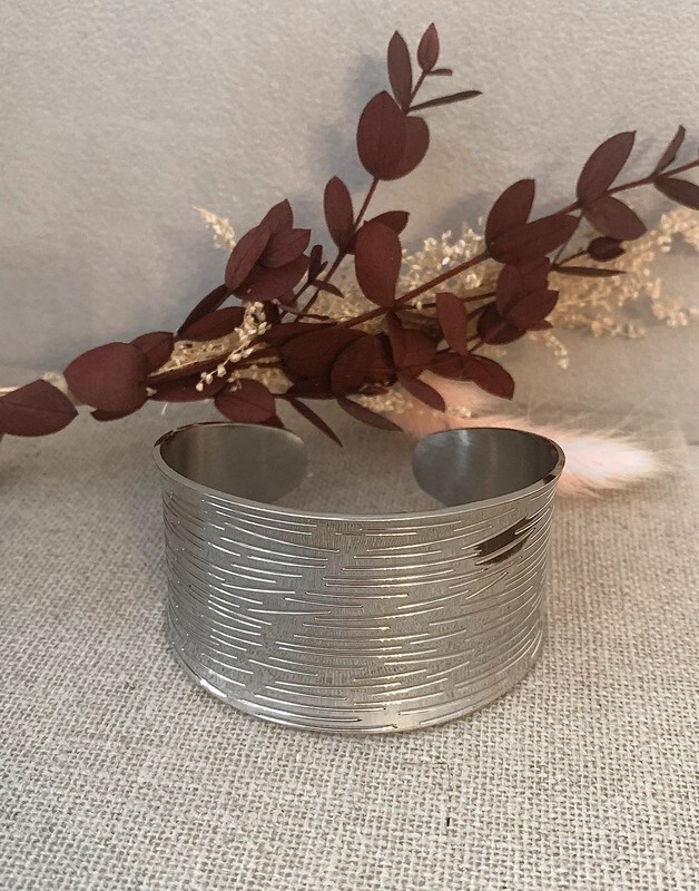 Bracelet manchette strié argenté, le reflet de votre force unique - 2