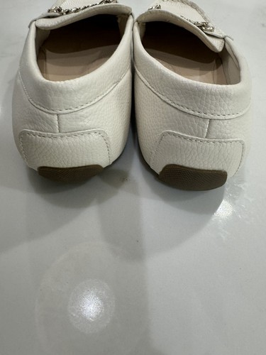 Mocassini firmati Jones New York da donna taglia 8,0 bianchi con catena e logo - Foto 8 di 9