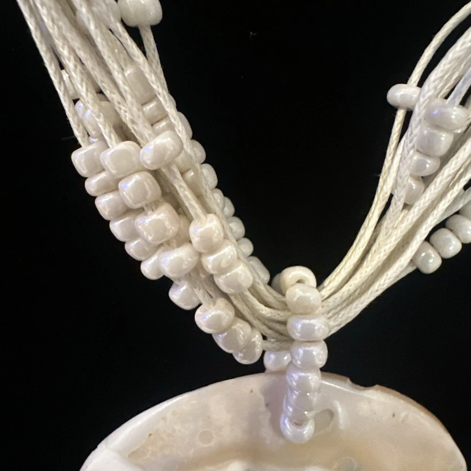 Hermoso collar concha con cuentas nacaradas en cordón blanco arte de la costa del Golfo Foto 3 de 4