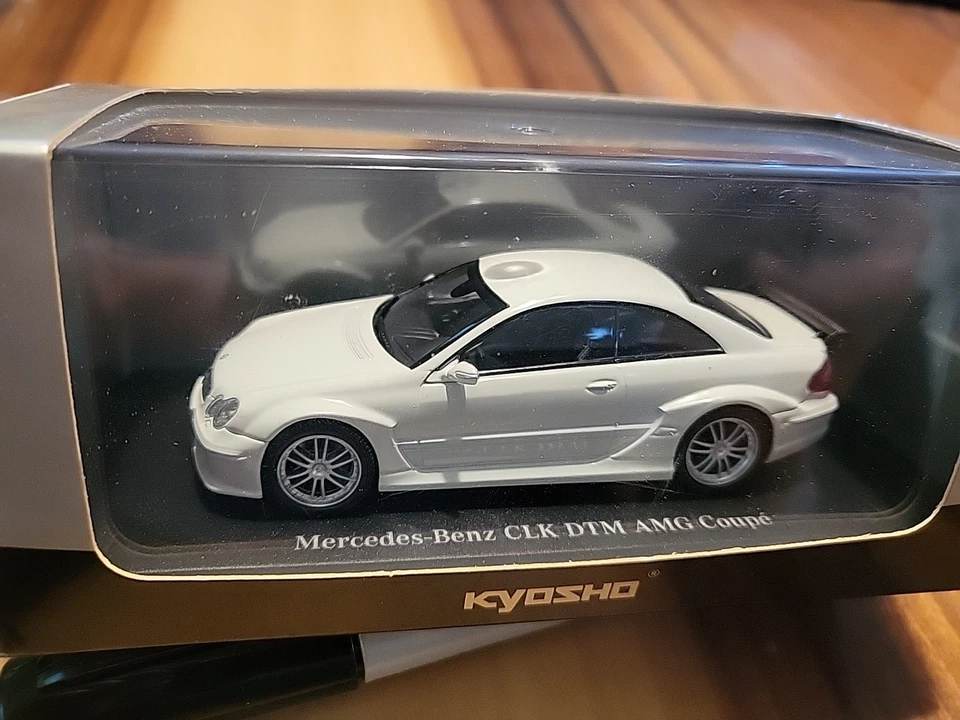 Coche modelo cupé blanco Kyosho 1/43 Mercedes-Benz 2004 CLK DTM AMG C209 Foto 2 de 4