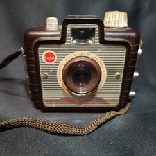 VINTAGE KODAK BROWNIE HOLIDAY FLASH CAMERA AND TIARA CASE NOT TESTED