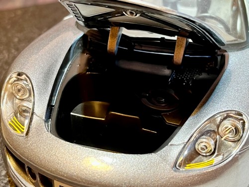 Porsche Carrera GT Cabrio 1:18 Maisto gris metálico - excelente estado - Imagen 20 de 23