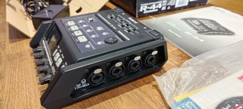 Roland R-44 Portable Digital 4 Track Recorder - Picture 2 of 3