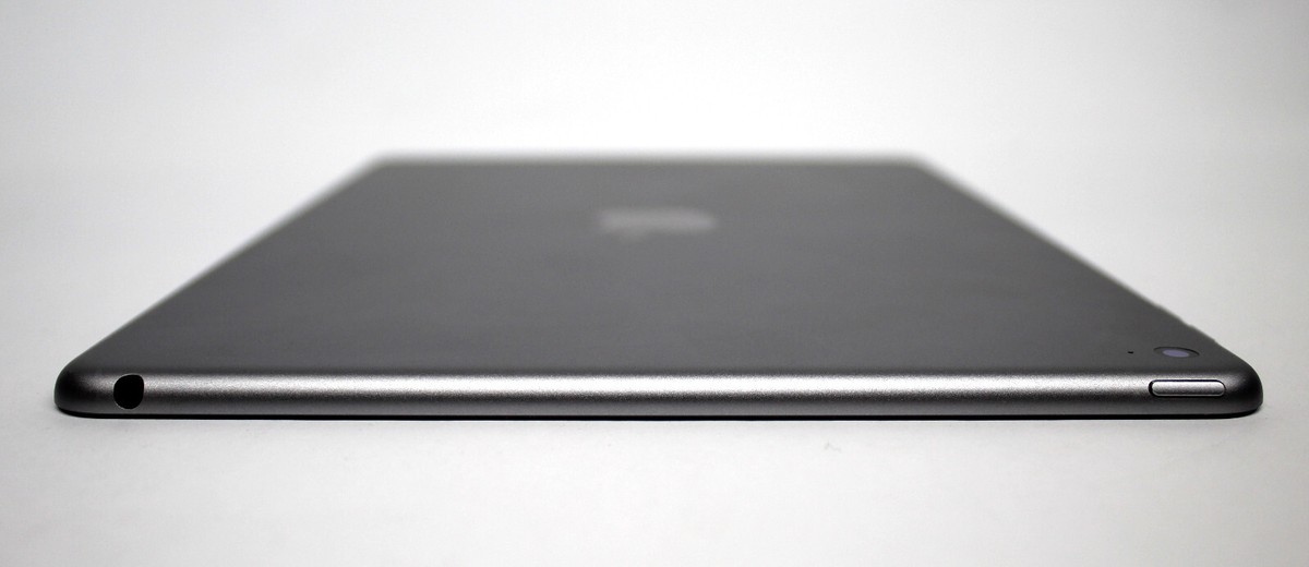 Apple iPad Air 2 (16GB - Wi-Fi - Black) - DAMAGED but MOSTLY