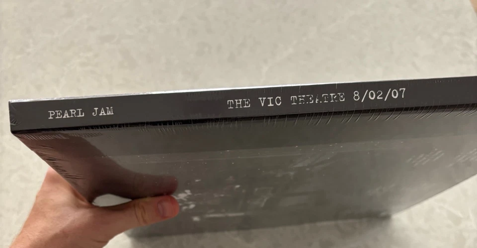 Pearl Jam Vault Series #2 - The Vic Theater 08/02/07 - 3 LP Vinyl Set - Image 2 of 3