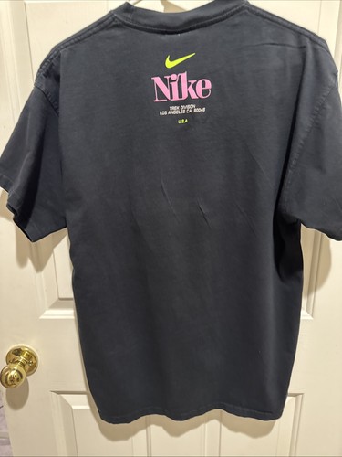 Nike Shirt Herren Medium schwarz Grafik Sportswear Trek Div LA CA Schlange gebraucht, in einwandfreiem Zustand - Bild 11 von 12