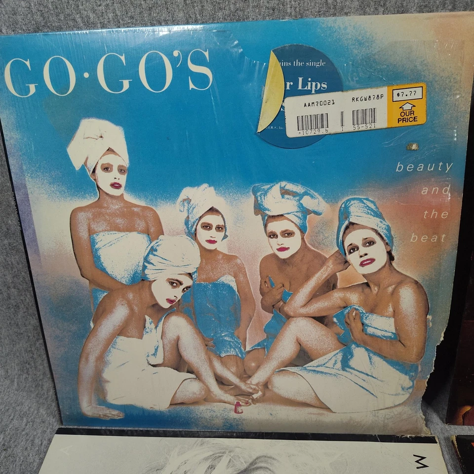 Vintage 80s Vinyl Lot Madonna Go-Go's Duran Duran Village People Heat look read Foto 2 de 4