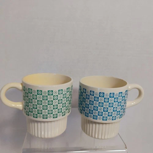 Vtg Set of 2 McCoy Checkered Daisy Pattern Stacking Mugs Green & Blue