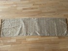 Edler Tischläufer aus Brokatstoff mit Goldfäden und Stickerei auf der Rückseite