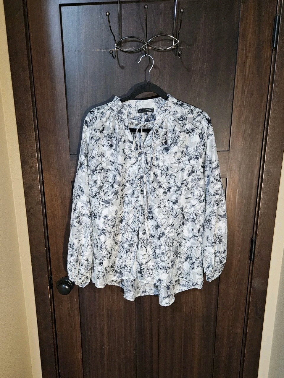 EUC Women's Dazy White & Black Floral Chiffon Sheer LS Blouse Top Size Large