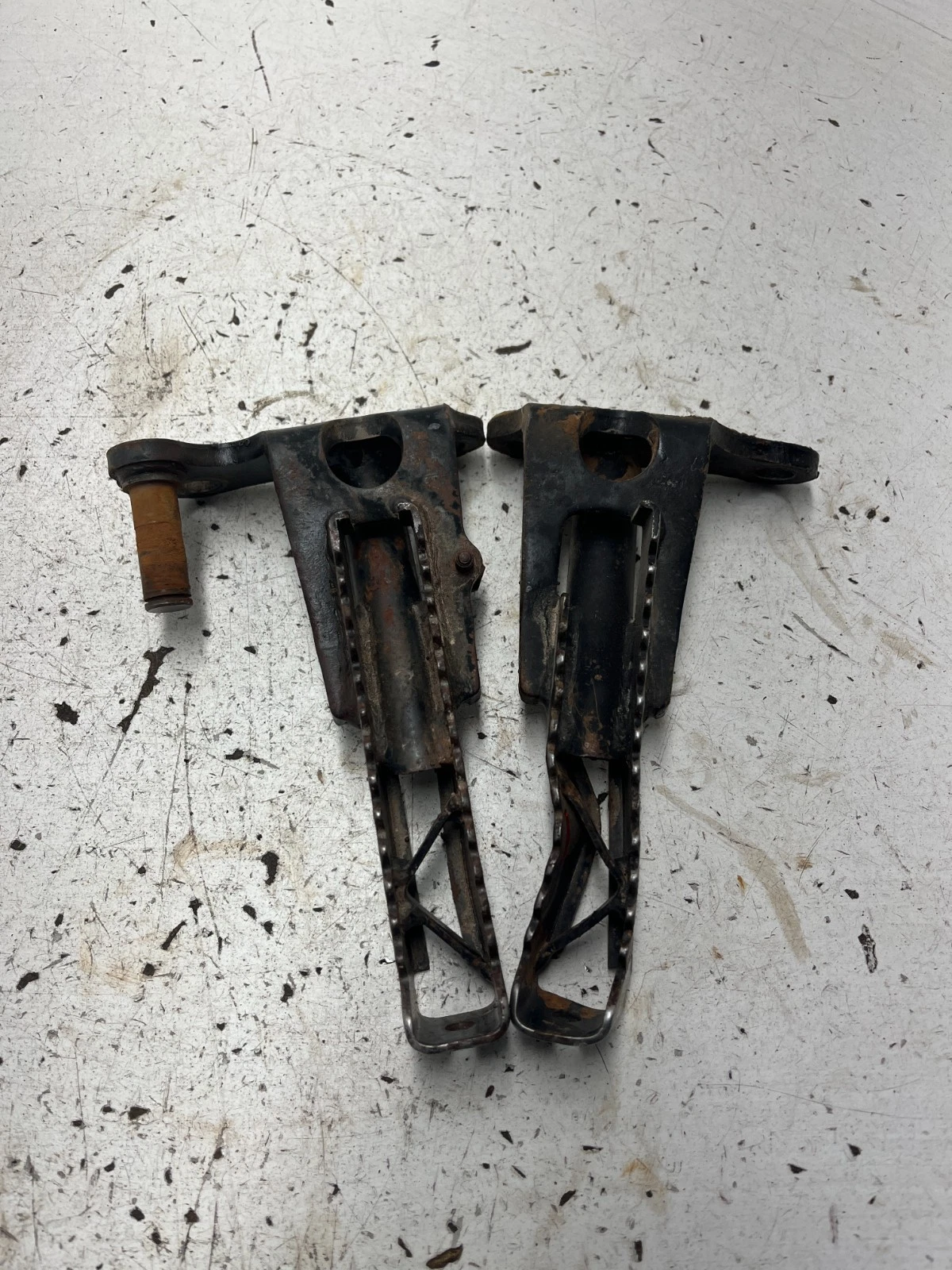 83 1983 Yamaha Tri Moto 225 Dx YTM225DX OEM Foot Pegs Peg Left Right READ