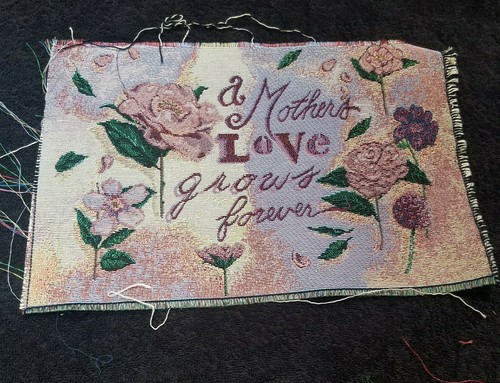 Almohada artesanal tapiz inacabado A Mother's Love is Forever 13,5 x 8,5 rosas - Imagen 1 de 2