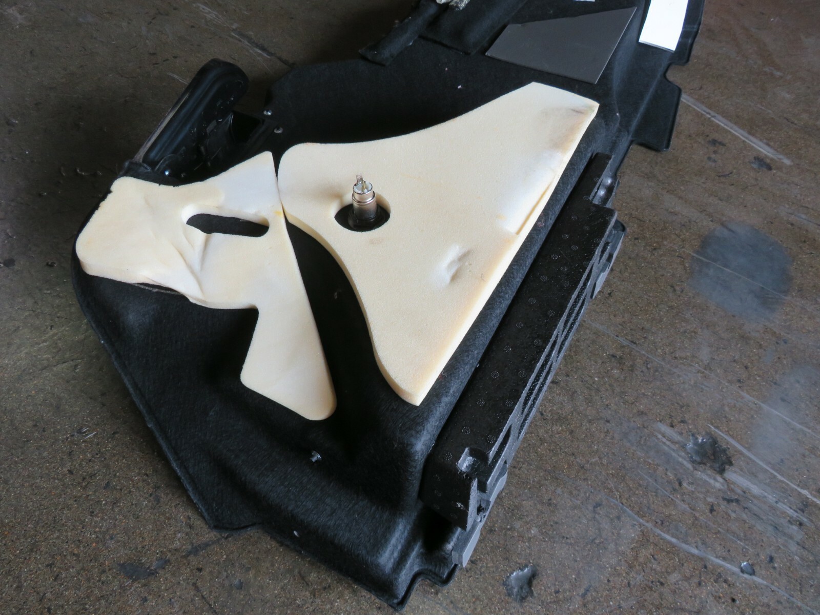Maserati Quattroporte, RH, Right, Side Trunk Carpet, Used, P/N 670075309