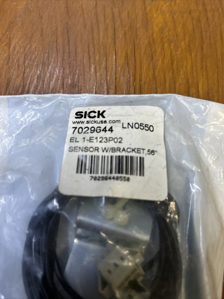 NEW SICK EL-1-E123P02 PHOTOELECTRIC SENSOR W/BRACKET 7029644. IN SLICK PACKAGING - Image 2 of 3