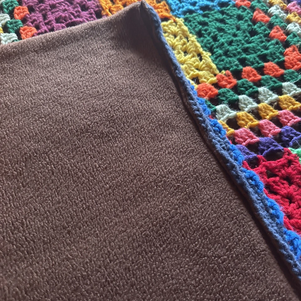 Manta de ganchillo hecha a mano Granny forrada con vellón suave 67”x67” cuadrada Foto 4 de 4