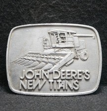 WG03125 VINTAGE 1970s JOHN DEERE'S NEW TITANS CORN PICKER TRACTOR BELT BUCKLE