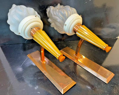 Hervorragendes Paar Art Deco Catalin/Bakelit/Phenol Wandleuchten & Flammenschirme