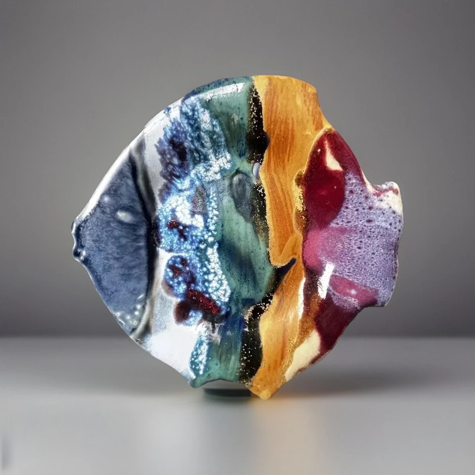 Plato de pescado de gres hecho a mano y pintado. Colores brillantes, una pieza llamativa. Foto 2 de 4