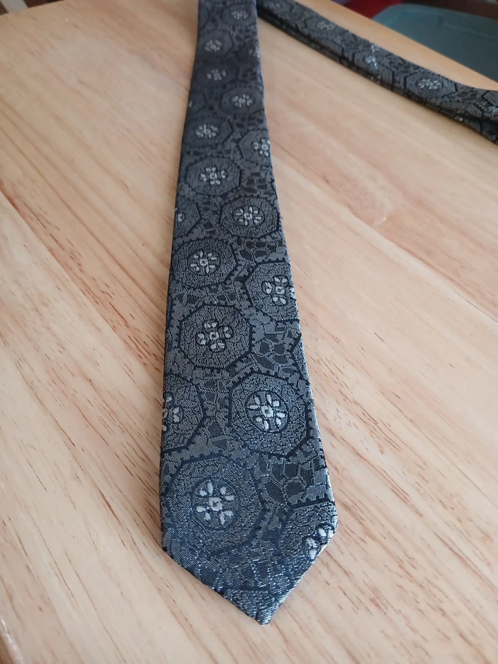 Corbata de seda Brittania para hombre ajustada vintage plateada y negra floral geométrica... Foto 2 de 4