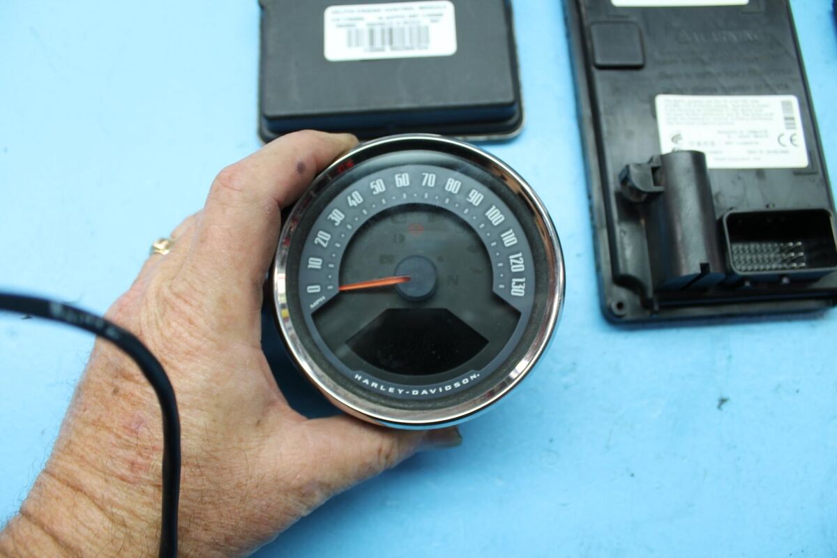 1360 18 HARLEY-DAVIDSON LOW RIDER ECM BCM SPEEDOMETER FOB