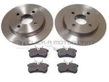 JUEGO DE 2 DISCOS Y PASTILLAS DE FRENO TRASEROS FORD FOCUS MK1 1998-2004 TOTALMENTE NUEVO 