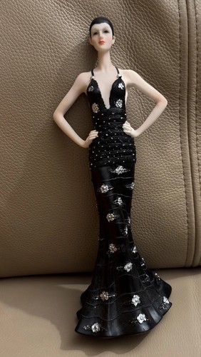 Dame Figur Figur Ornament 10" schwarzes Kleid mit silbernen Blumen 20er Jahre Stil