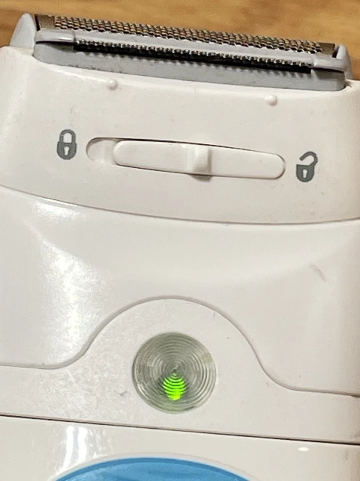 Afeitadora portátil Braun Silk-épil 5 5391 blanca y azul en seco y húmedo para mujer Foto 4 de 4