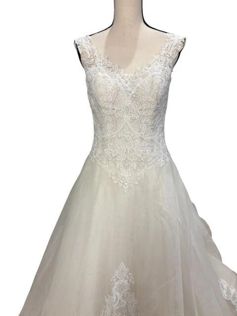 Justin Alexander Sand Nude Lace Portrait Neckline and Tulle Skirt  Size 12 $1599 - Image 3 of 4