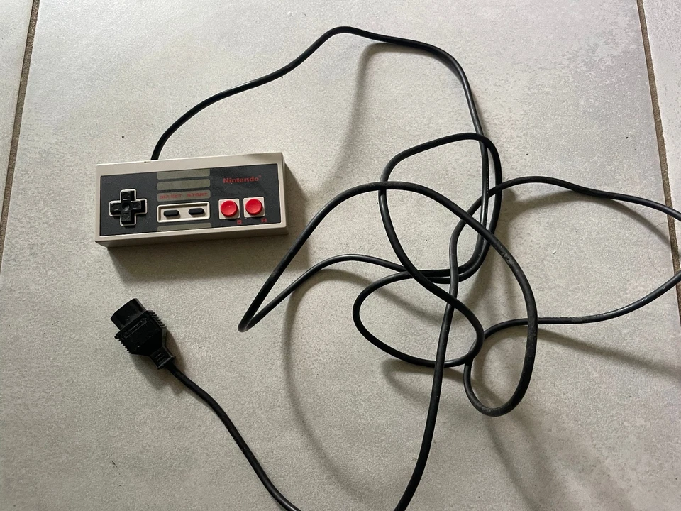 Manette Officielle Nintendo NES retrogaming Vintage - Photo 1/1
